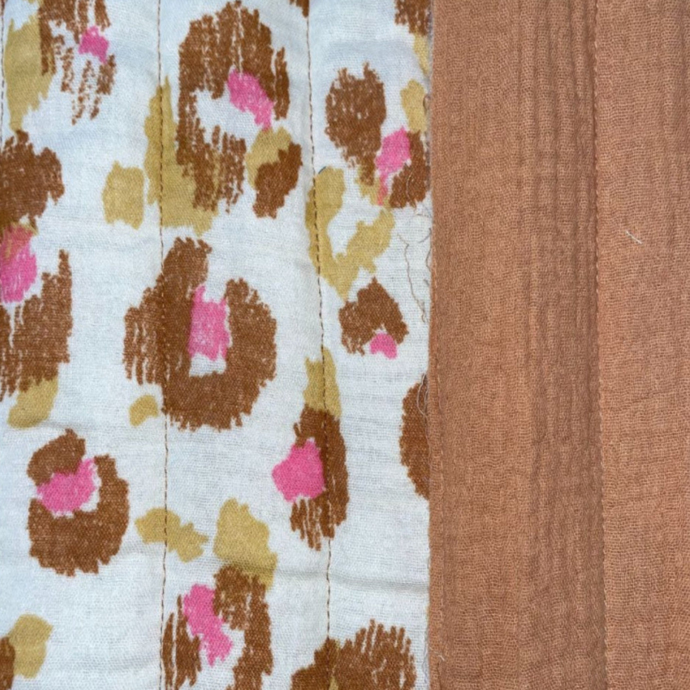 Matelassé léopard marron et rose