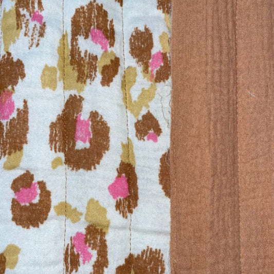 Matelassé léopard marron et rose