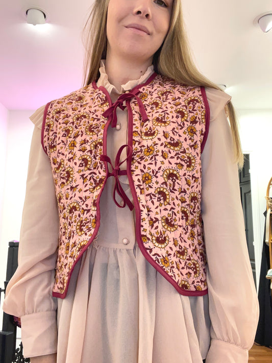 Gilet fleuri rose à nouer