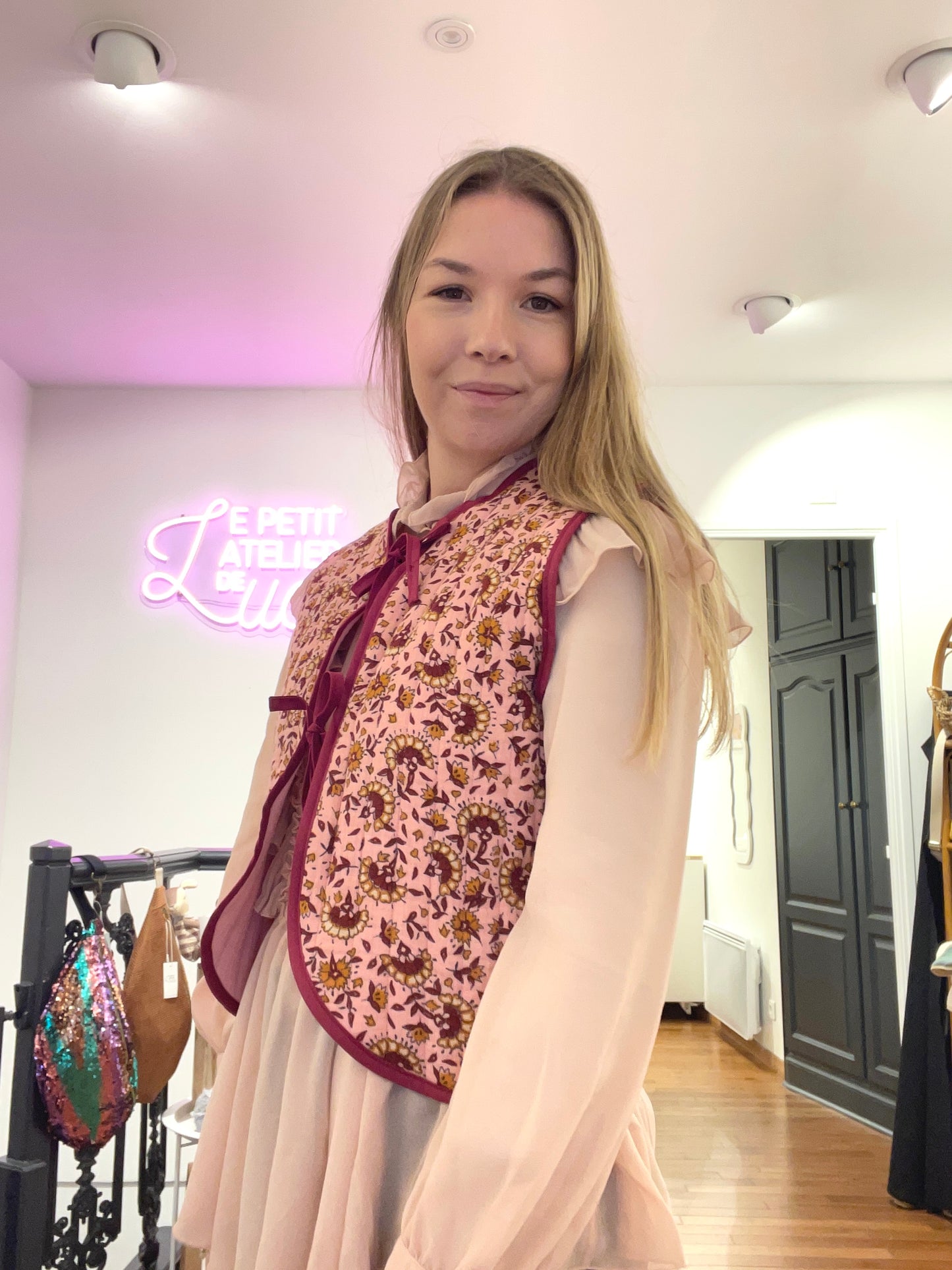 Gilet fleuri rose à nouer