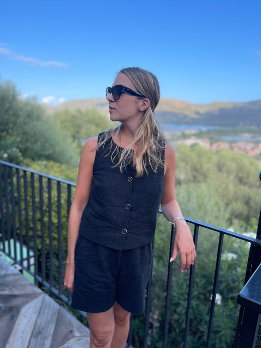 Une tenue d’été chic et légère en lin noir