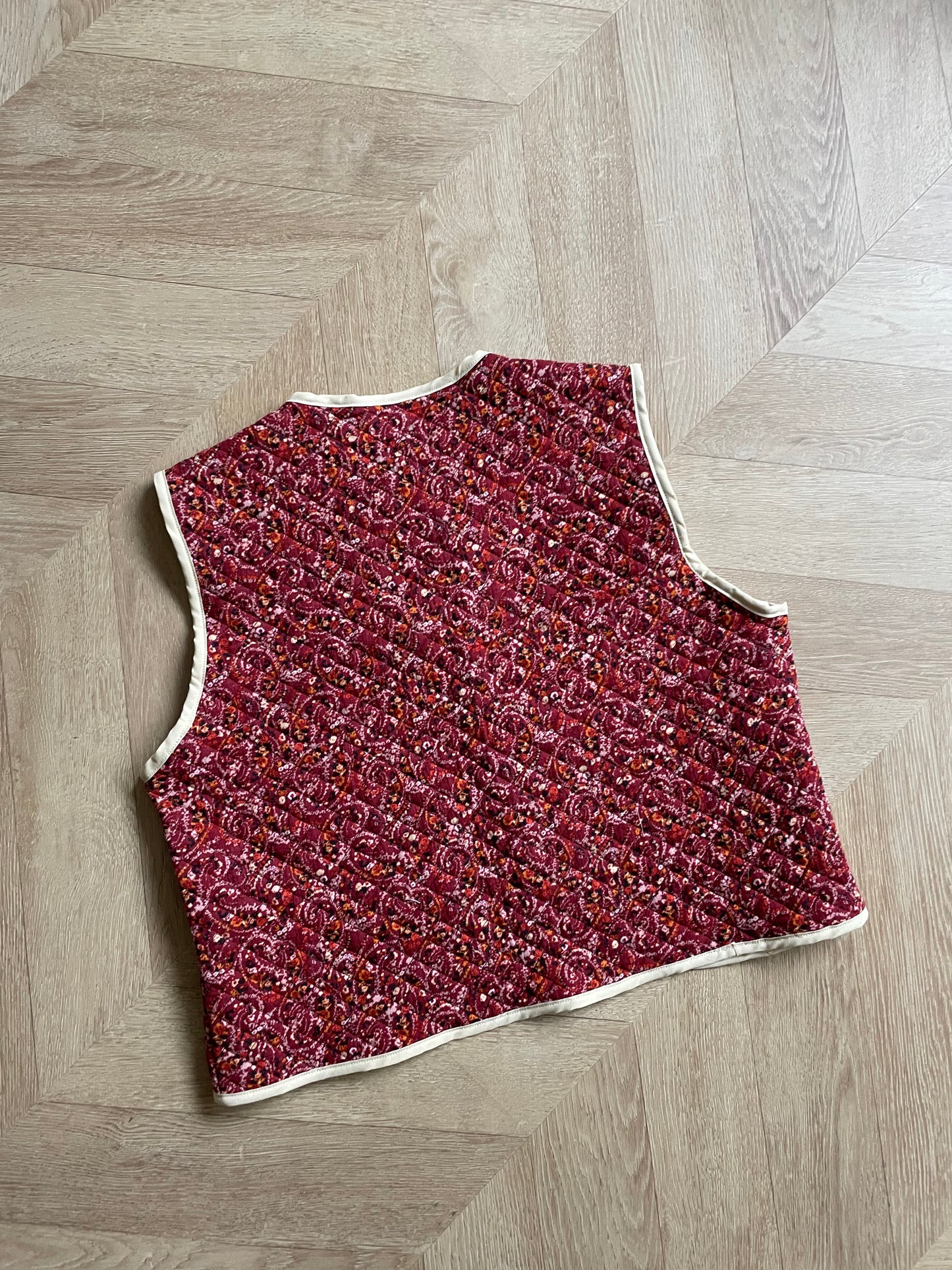 Gilet sans manche fleuri bordeaux