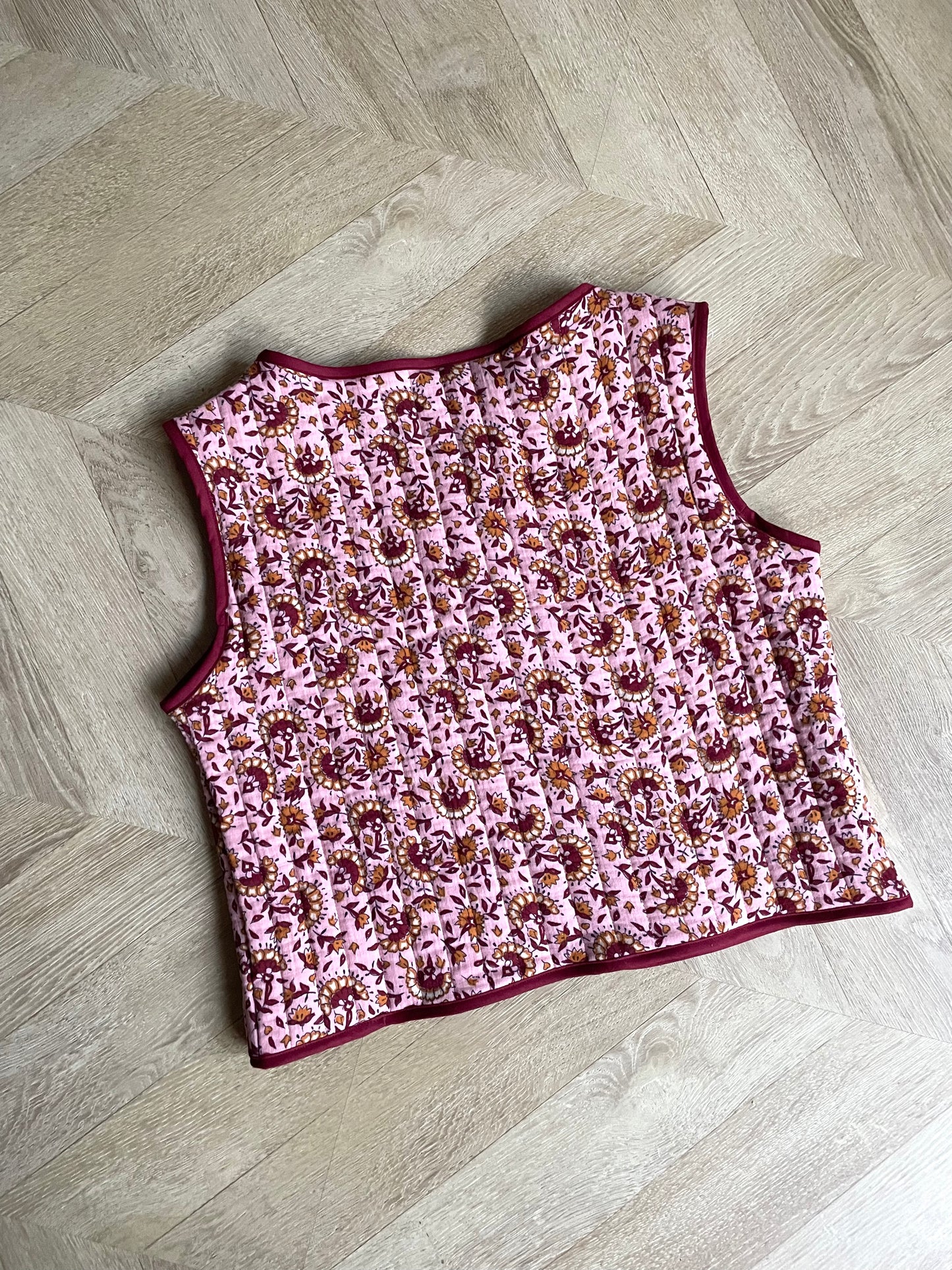 Gilet sans manche fleuri rose